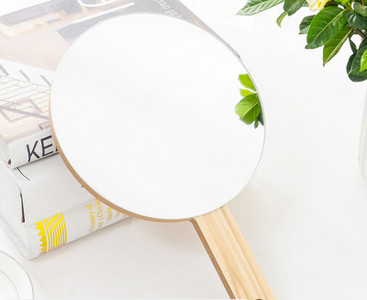 Prijenosno kozmetičko ogledalo s drvenom ručkom