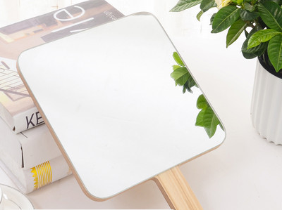 Prijenosno kozmetičko ogledalo s drvenom ručkom