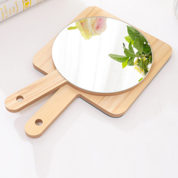 Prijenosno kozmetičko ogledalo s drvenom ručkom