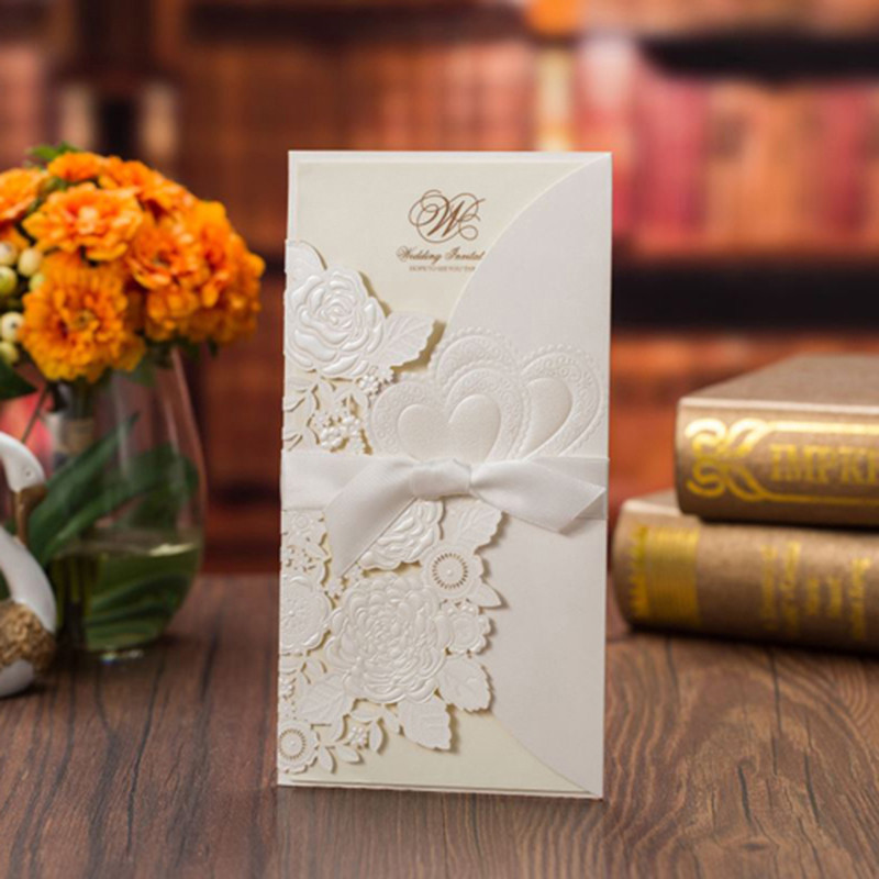 1 tk kuldne valge punane laserlõigatud pulmakutsekaart Roosi armastussüdame õnnitluskaart, mis on kohandatud lindiga pulmapeo tarvikutega