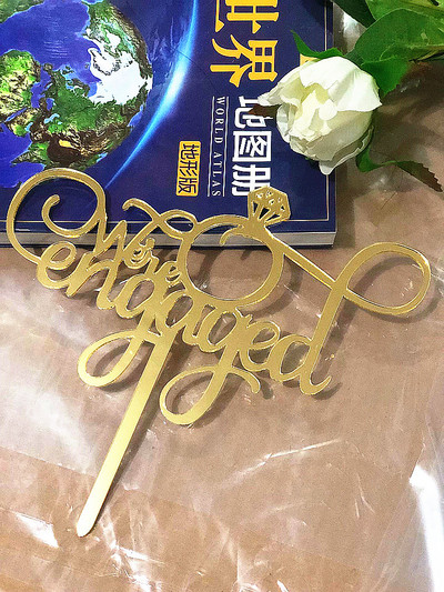 Oleme kihlatud koogitops, kihlus, pulmapidu, poissmeestepeo pulmade kaunistamine esmaklassilise kullasäraga