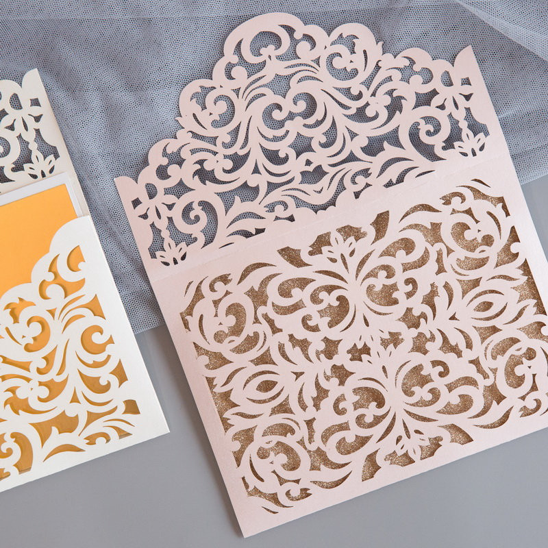 (10 tk/partii) Laserlõigatud roosad taskupulmakutsed Kuldse sädeleva taustaga XV sünnipäevapeokutse RSVP-kaardiga IC145