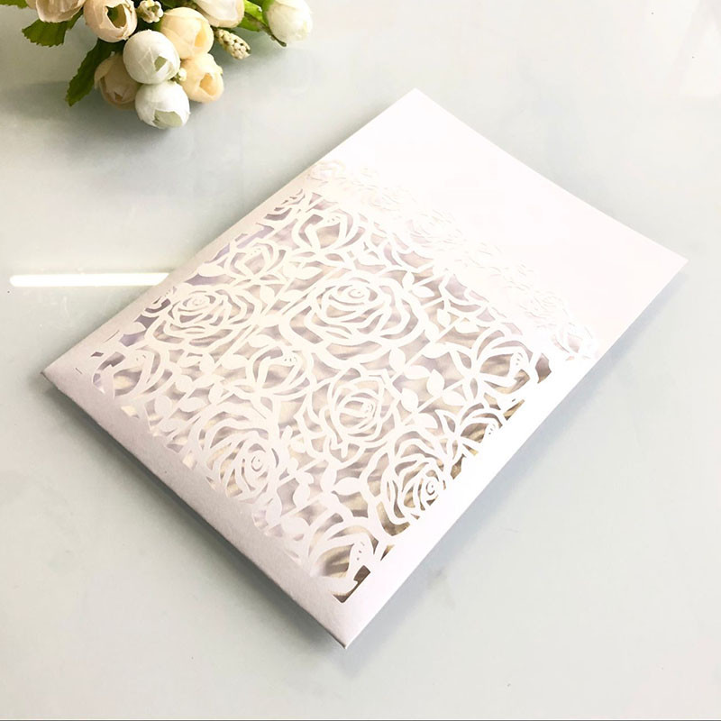 1 tk valge laserlõigatud pulmakutsete kaart Elegantne roosiõieline õnnitluskaart, mis on kohandatud lindiga pulmapeo tarvikutega