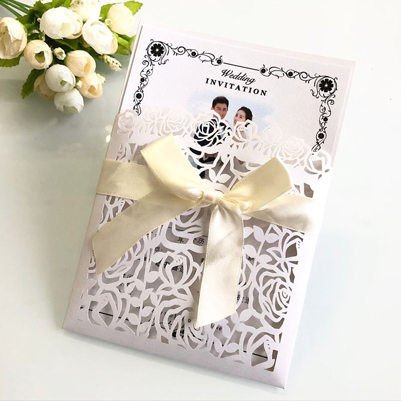 1 tk valge laserlõigatud pulmakutsete kaart Elegantne roosiõieline õnnitluskaart, mis on kohandatud lindiga pulmapeo tarvikutega