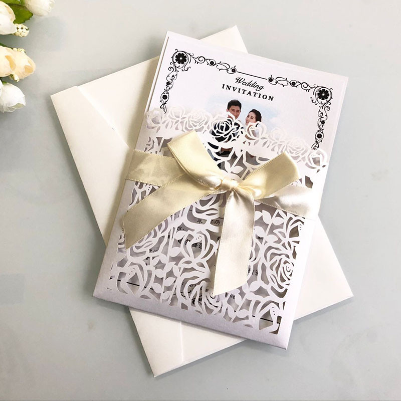 1 tk valge laserlõigatud pulmakutsete kaart Elegantne roosiõieline õnnitluskaart, mis on kohandatud lindiga pulmapeo tarvikutega