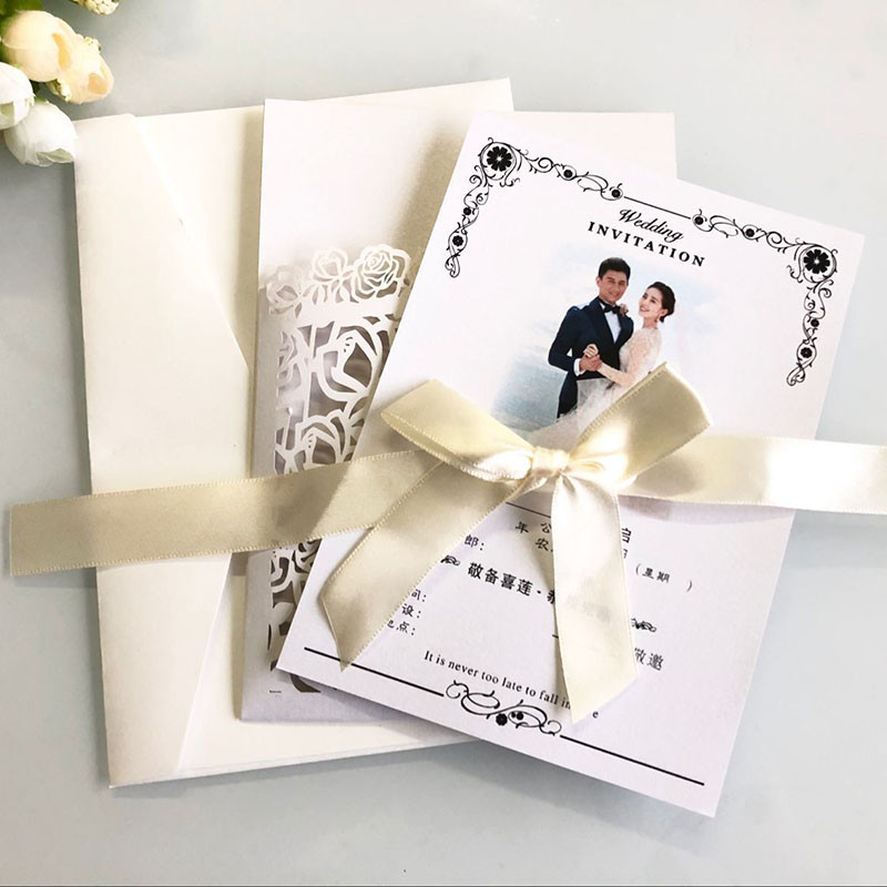 1 tk valge laserlõigatud pulmakutsete kaart Elegantne roosiõieline õnnitluskaart, mis on kohandatud lindiga pulmapeo tarvikutega