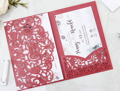 (10 τεμάχια/παρτίδα) Προσκλητήριο γάμου μαύρης τσέπης με κοπή με λέιζερ με ευχαριστήρια κάρτα Προσωπικό Τριπλό Προσκλητήριο Γενεθλίων XV IC136