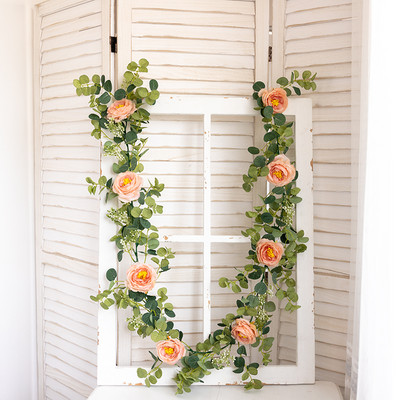 Valge kunstsiidist võltslilled vanik pojeng eukalüptitaimed, viinapuu rippuvad pulmapeoks kodupeoks aiakäsitöö kaarekaunistus