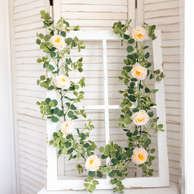 Valge kunstsiidist võltslilled vanik pojeng eukalüptitaimed, viinapuu rippuvad pulmapeoks kodupeoks aiakäsitöö kaarekaunistus