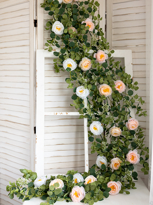 Valge kunstsiidist võltslilled vanik pojeng eukalüptitaimed, viinapuu rippuvad pulmapeoks kodupeoks aiakäsitöö kaarekaunistus