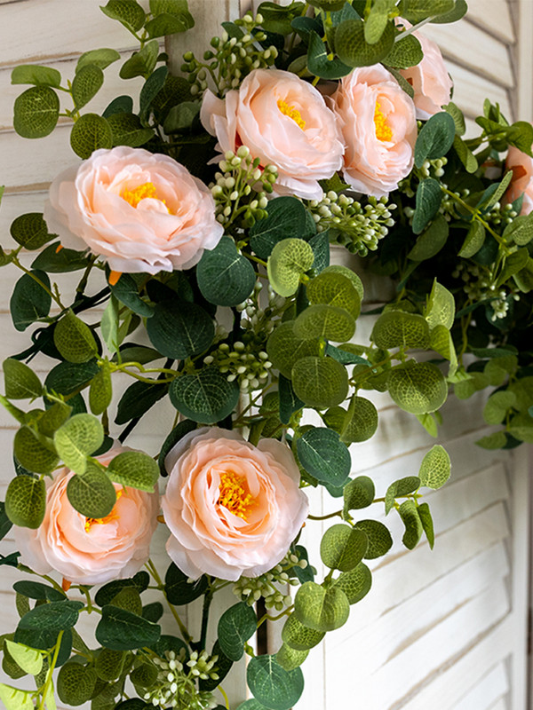 Valge kunstsiidist võltslilled vanik pojeng eukalüptitaimed, viinapuu rippuvad pulmapeoks kodupeoks aiakäsitöö kaarekaunistus