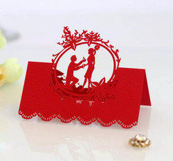 Luksuslik õõnsast pärlipaberist laserlõigatud pulmakoht nimekaartide tabeli numbrikaardid pruudi ja peigmehega