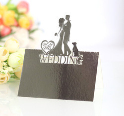 50 tk hulgimüügilaua numbrikaardihoidja Luksuslik armastav pruudi ja peigmehe pulmakaart logoga õõnestatud nimekaardi trükkimine