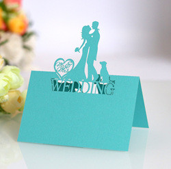 50 tk hulgimüügilaua numbrikaardihoidja Luksuslik armastav pruudi ja peigmehe pulmakaart logoga õõnestatud nimekaardi trükkimine