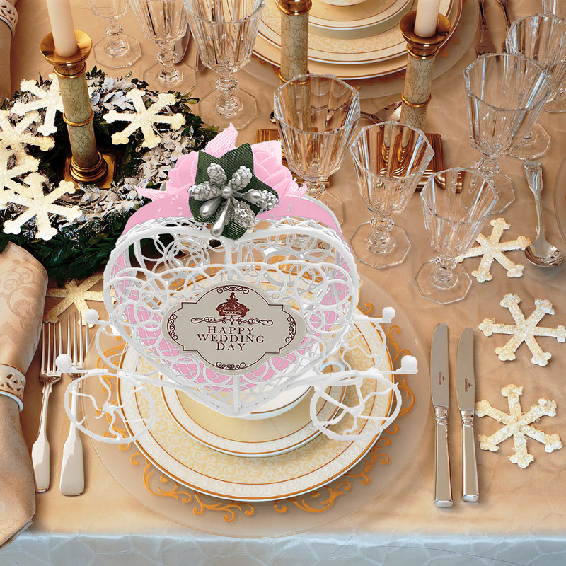 Südamekujuline vankrihoidja kinkekarbid valge rauast kommikarbi õõnes ümbris pulmade jõulupeo sisustustarbed