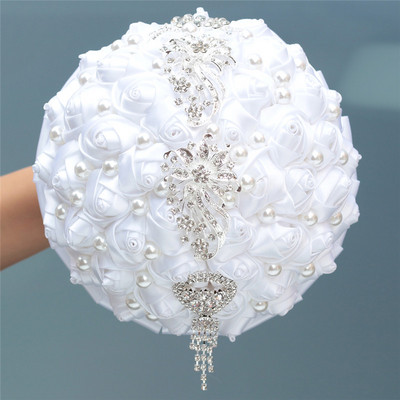 Πολυτελείς καθαρές λευκές ανθοδέσμες γάμου για νύφη και παράνυμφο Εξαιρετικές κορδέλες από στρας, χειροποίητα σκηνικά γάμου