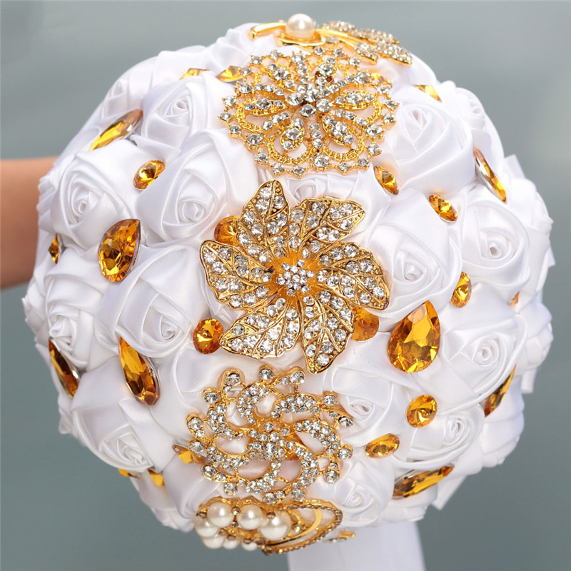 Πολυτελείς καθαρές λευκές ανθοδέσμες γάμου για νύφη και παράνυμφο Εξαιρετικές κορδέλες από στρας, χειροποίητα σκηνικά γάμου