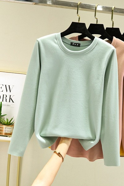 Ühevärviline pikkade varrukatega ja ovaalse kaelusega naiste pluus