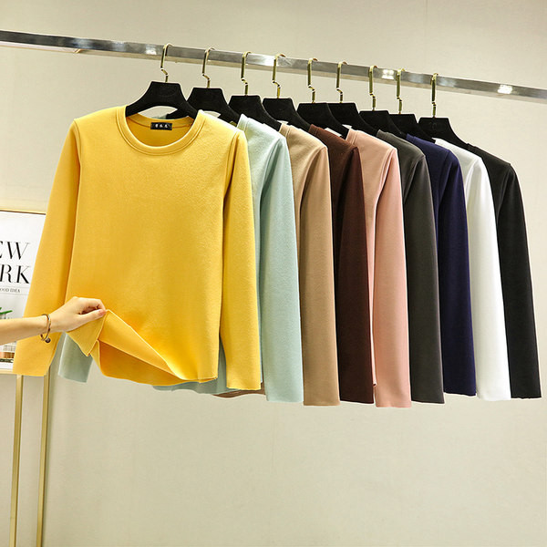 Ühevärviline pikkade varrukatega ja ovaalse kaelusega naiste pluus