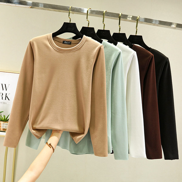 Ühevärviline pikkade varrukatega ja ovaalse kaelusega naiste pluus