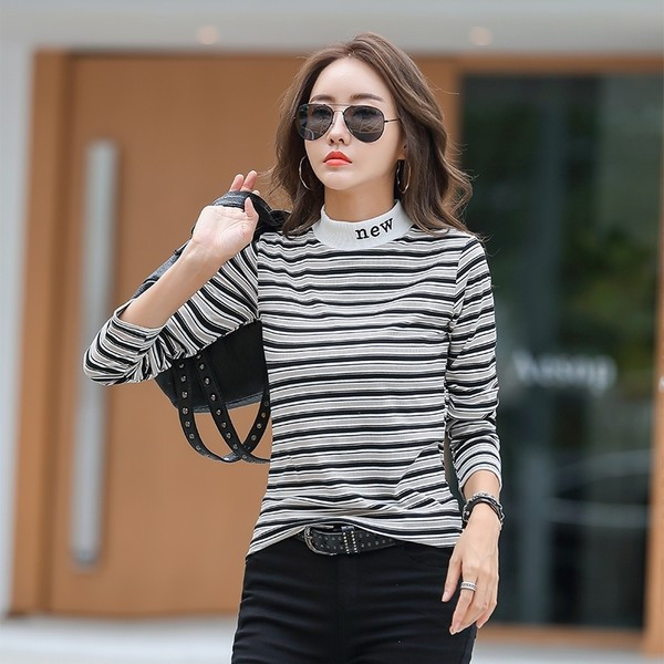 Bluză de damă cu dungi elastice cu inscripții brodate