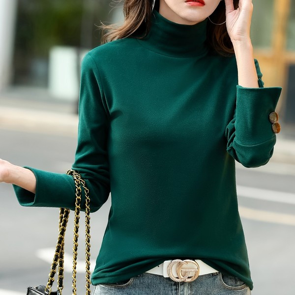 Bluză curată, cu mâneci lungi și nasturi