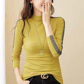 Bluză de damă cu guler înalt și cu margini