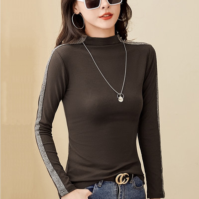 Bluză de damă cu guler înalt și cu margini