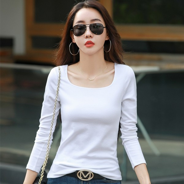 Bluză de damă curată cu decolteu pătrat