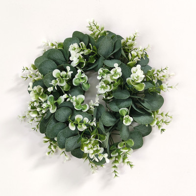 Mākslīgās rozes un mazie margrietiņu ziedi, zaļo lapu vainags eikalipta vītne mājas dekorēšanai durvju dekorēšanai