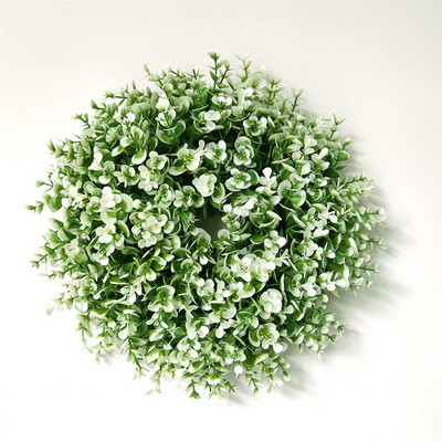 Mākslīgās rozes un mazie margrietiņu ziedi, zaļo lapu vainags eikalipta vītne mājas dekorēšanai durvju dekorēšanai