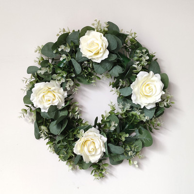 Mākslīgās rozes un mazie margrietiņu ziedi, zaļo lapu vainags eikalipta vītne mājas dekorēšanai durvju dekorēšanai