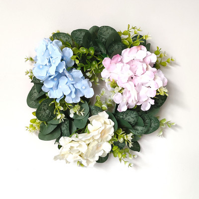 Mākslīgās rozes un mazie margrietiņu ziedi, zaļo lapu vainags eikalipta vītne mājas dekorēšanai durvju dekorēšanai