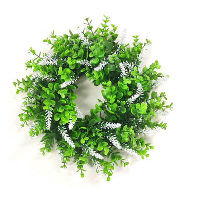 Mākslīgās rozes un mazie margrietiņu ziedi, zaļo lapu vainags eikalipta vītne mājas dekorēšanai durvju dekorēšanai
