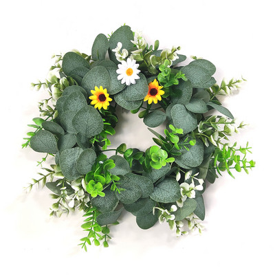 Mākslīgās rozes un mazie margrietiņu ziedi, zaļo lapu vainags eikalipta vītne mājas dekorēšanai durvju dekorēšanai