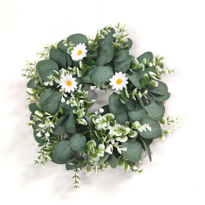 Mākslīgās rozes un mazie margrietiņu ziedi, zaļo lapu vainags eikalipta vītne mājas dekorēšanai durvju dekorēšanai