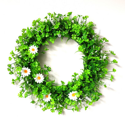 Mākslīgās rozes un mazie margrietiņu ziedi, zaļo lapu vainags eikalipta vītne mājas dekorēšanai durvju dekorēšanai