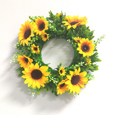 Mākslīgās rozes un mazie margrietiņu ziedi, zaļo lapu vainags eikalipta vītne mājas dekorēšanai durvju dekorēšanai