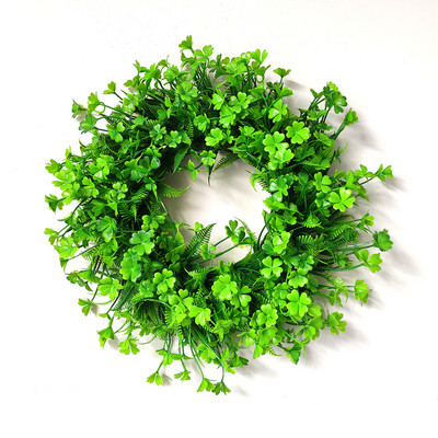 Mākslīgās rozes un mazie margrietiņu ziedi, zaļo lapu vainags eikalipta vītne mājas dekorēšanai durvju dekorēšanai