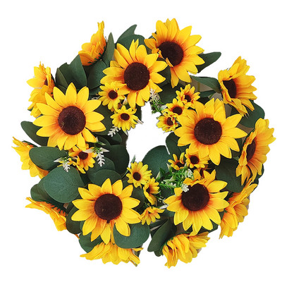 Mākslīgās rozes un mazie margrietiņu ziedi, zaļo lapu vainags eikalipta vītne mājas dekorēšanai durvju dekorēšanai