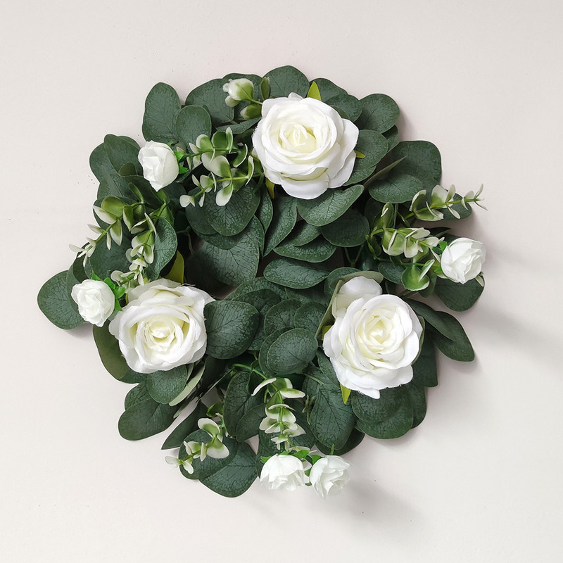 Mākslīgās rozes un mazie margrietiņu ziedi, zaļo lapu vainags eikalipta vītne mājas dekorēšanai durvju dekorēšanai