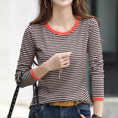 Naiste ümara kaelusega ja pikkade varrukatega triibuline pluus