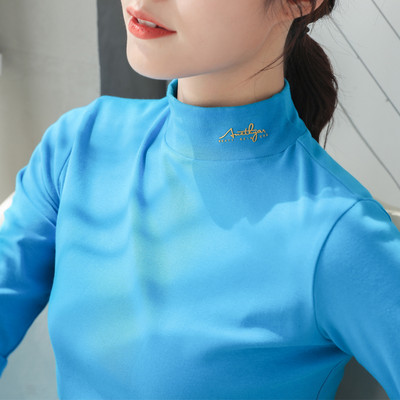 Naiste tavaline pluus tikitud kirjaga