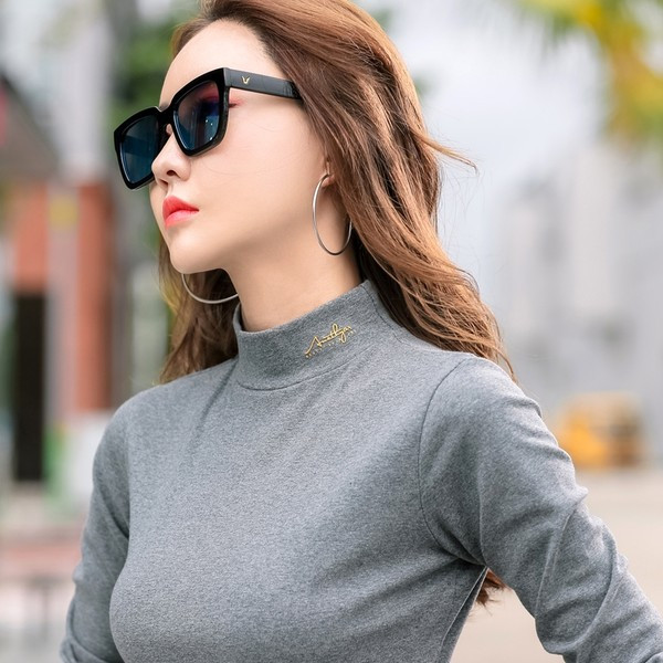 Naiste tavaline pluus tikitud kirjaga