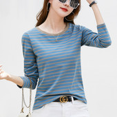 Bluză de damă în dungi, cu mâneci lungi și decolteu oval