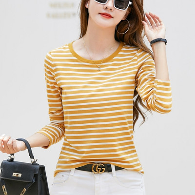 Bluză de damă în dungi, cu mâneci lungi și decolteu oval