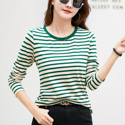 Bluză de damă în dungi, cu mâneci lungi și decolteu oval