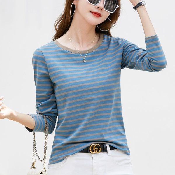 Bluză de damă în dungi, cu mâneci lungi și decolteu oval