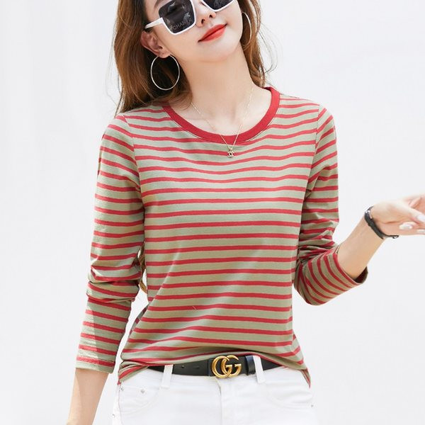 Bluză de damă în dungi, cu mâneci lungi și decolteu oval