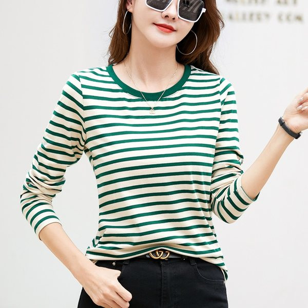 Bluză de damă în dungi, cu mâneci lungi și decolteu oval